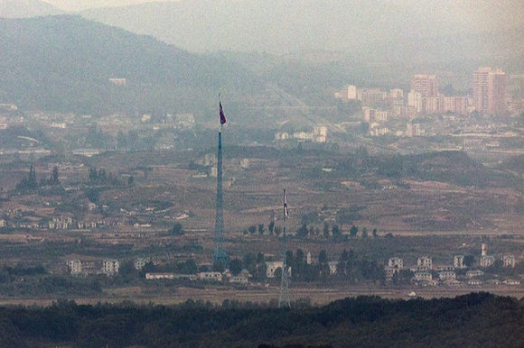 지난 14일 경기도 파주시 접경지역에서 바라본 서부전선 비무장지대(DMZ)에 남측 대성동 마을 태극기와 북측 기정동 마을의 인공기가 마주보고 있다.  [사진=연합뉴스]