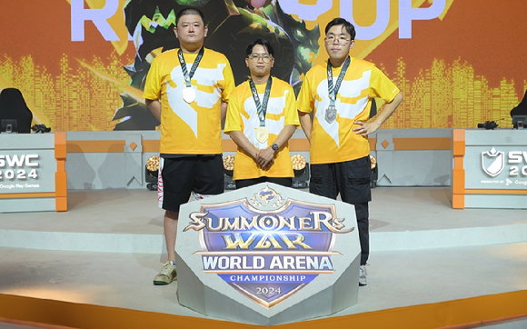 SWC2024 아시아퍼시픽컵 우승자 PU(가운데), 준우승자 KUROMI(오른쪽), 3위 KELIANBAO(왼쪽). [사진=컴투스]