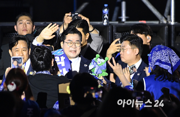 박찬대 더불어민주당 당대표 후보가 2일 오후 경기 고양시 일산서구 킨텍스에서 열린 제2차 임시전국당원대회에 참석하고 있다. [사진=곽영래 기자]