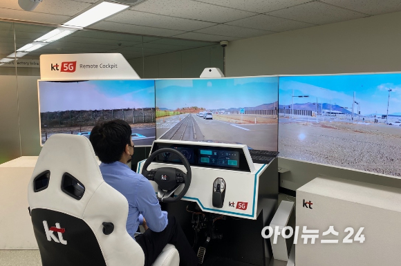 14일 서울 우면동에 위치한 KT연구개발센터에서 차세대 지능형교통체계(C-ITS) 서비스를 위한 셀룰러 기반 차량통신(V2X) 기술 시연회가 열렸다. 사진은 5-V2X 기반으로 자율주행을 하는 장면.