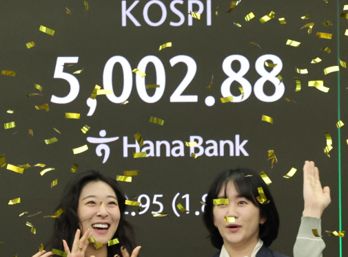 코스피가 장중 5000을 넘어선 가운데 22일 오전 서울 중구 하나은행 딜링룸에서 외환 딜러들이 세리머니를 펼치고 있다. [사진=연합뉴스]