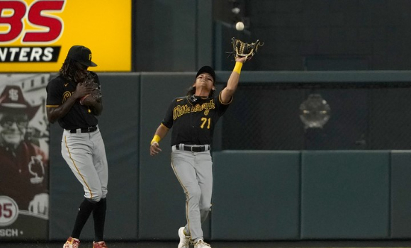 MLB 피츠버그에서 뛰고 있는 배지환은 31일(한국시간) 열린 캔자스시티와 원정 경기 8회말 대수비로 교체 출전했다. [사진=뉴시스]