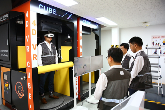 김승모 한화 건설부문 대표이사(우측 첫번째)가 VR, AR 체험을 임직원들과 함께 보고 있다. [사진=한화 건설부문]