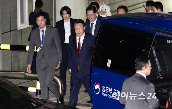 12.3 비상계엄 사태 관련 내란 혐의를 받는 윤석열 전 대통령이 9일 서울 서초구 서울중앙지방법원에서 구속 전 피의자 심문(영장실질심사)을 마치고 대기 장소인 서울구치소로 이동하고 있다. [사진=사진공동취재단]