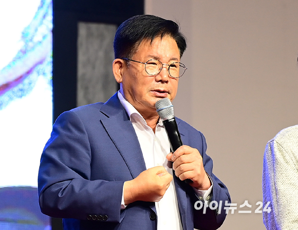 박강수 마포구청장이 29일 오후 서울 홍대 레드로드에서 열린 '레드로드 버스커 페스티벌 2024'에 참석해 인사말을 하고 있다. [사진=정소희 기자]