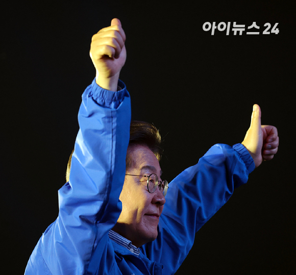 이재명 더불어민주당 대선 후보가 2일 오후 서울 여의도공원 문화의마당에서 마지막 유세를 하고 있다. [사진=곽영래 기자]