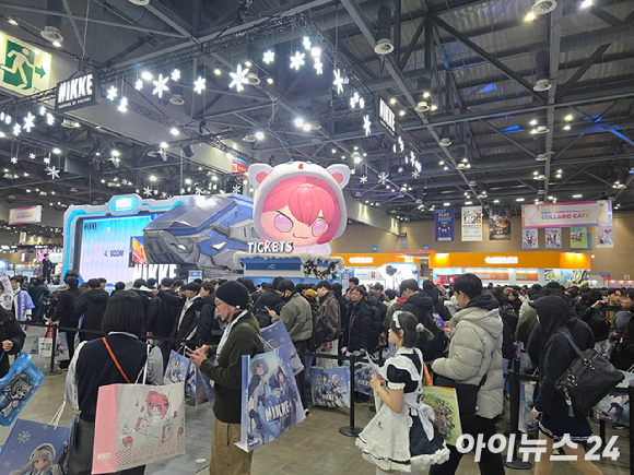 5일 일산 킨텍스에서 'AGF 2025'가 개막한 가운데, 관람객들이 시프트업 '승리의 여신: 니케' 부스를 방문하고 있다. [사진=박정민 기자]