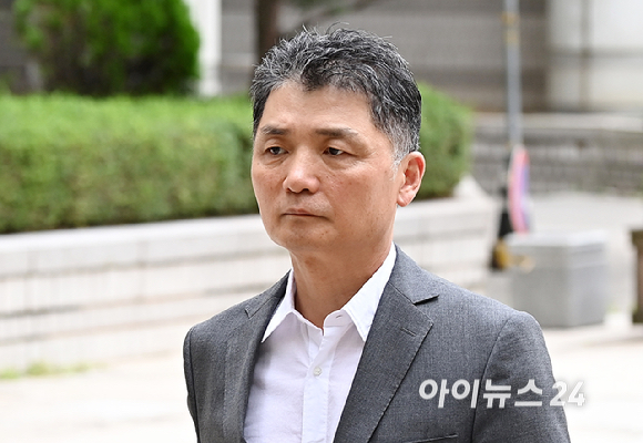 김범수 카카오 미래이니셔티브센터장이 26일 오후 서울고등법원에서 열린 '자본시장과금융투자업에관한법률위반 혐의' 항소심 3차 공판에 출석하고 있다. [사진=곽영래 기자]