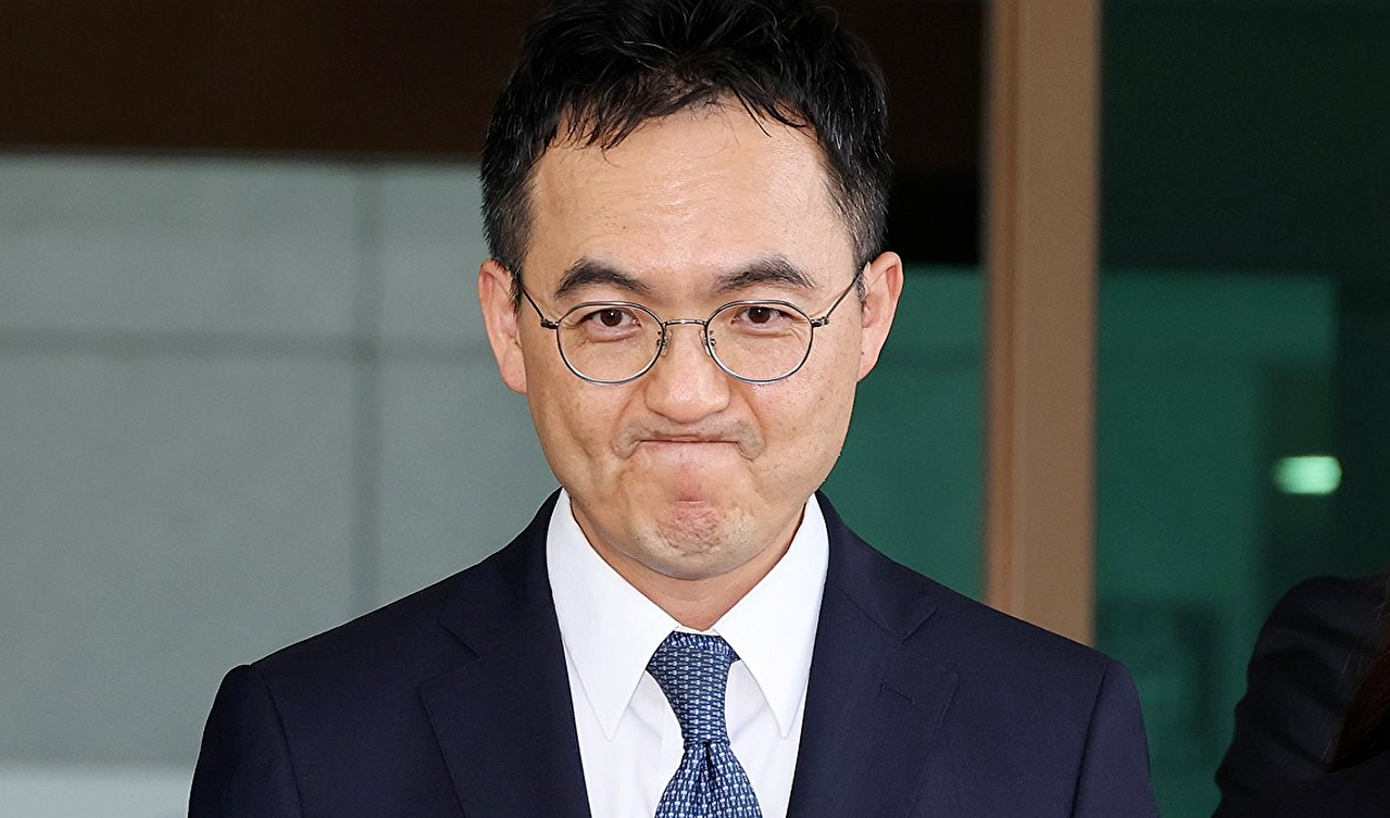검사의 직접, 보완 수사 권한을 전면 폐지하는 형사소송법 개정안이 국회 본회의를 통과한 31일 구자현 검찰총장 직무대행이 사의를 표명한 뒤 서초동 대검찰청을 떠나고 있다. 2026.7.31 [사진=연합뉴스]