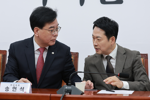 국민의힘 장동혁 대표와 송언석 원내대표가 12일 서울 여의도 국회에서 열린 최고위원회의에서 대화하고 있다. 2026.3.12 [사진=연합뉴스]