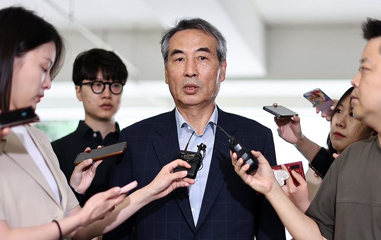 윤석열 전 대통령 부인 김건희 여사와 관련한 각종 의혹 사건을 수사하는 민중기 특별검사가 27일 서울 서초구에 마련된 특검팀 사무실로 출근하며 취재진 질문에 답하고 있다. 2025.6.27 [사진=연합뉴스]