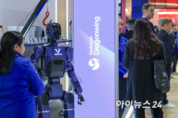 3일(현지시간) 스페인 바르셀로나 피라 그란 비아 전시장에서 열린 세계 최대 모바일 전시회 '모바일 월드 콩그레스(MWC) 2026'에서 세계 각국 참가업체 부스에서 다양한 로봇들이 눈길을 끌고 있다. [사진=정소희 기자]