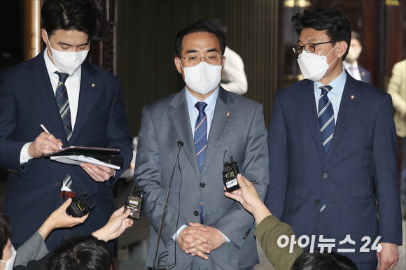 박홍근 더불어민주당 원내대표가 22일 오후 서울 여의도 국회에서 '검수완박' 법안과 관련해 비공개로 열린 더불어민주당 의원총회를 마친 후 나와 취재진의 질문에 답변하고 있다. [사진=김성진 기자]