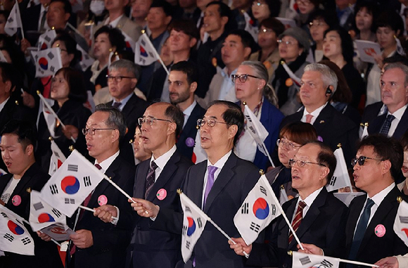 한덕수 국무총리가 9일 세종문화회관 대극장에서 열린 제578돌 한글날 경축식에서 참석자들과 한글날 노래를 부르고 있다. [사진=연합뉴스]