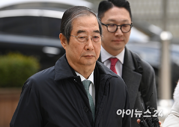 내란 방조 및 내란 중요임무 종사 혐의를 받는 한덕수 전 국무총리가 26일 서울중앙지법에서 열린 결심 공판에 출석하고 있다. [사진=곽영래 기자]