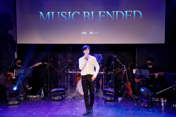 한지상이 단독콘서트 'Music Blended' 무대에 올랐다. [사진=씨제스]