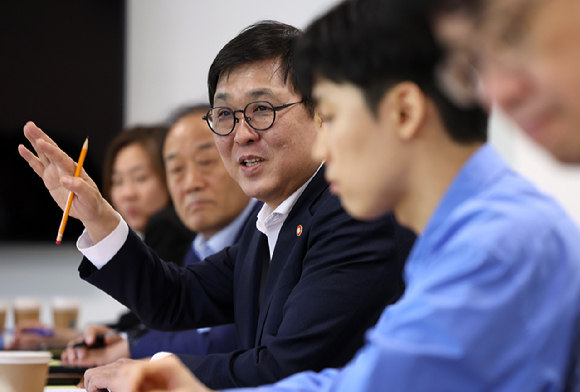 최휘영 문화체육관광부 장관이 게임분과 제2차 회의에서 논의를 진행 중이다. [사진=문화체육관광부]