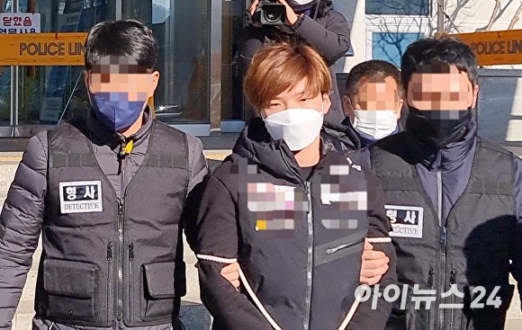 지난 1월 21일 충남 천안 동남경찰서에서 이별을 통보한 전 여자친구를 살해한 혐의를 받고 있는 조현진이 검찰로 송치되고 있다. [사진=정종윤 기자]