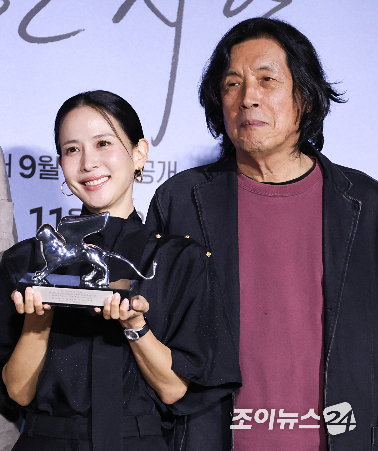 배우 조인성, 조여정, 이창동 감독, 배우 설경구가 21일 서울 용산구 CGV용산아이파크몰점에서 진행된 넷플릭스 영화 '가능한 사랑'(감독 이창동) 언론시사회에서 포즈를 취하고 있다. [사진=문수지 기자]