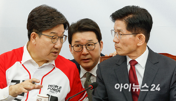 국민의힘 김문수 대선후보(오른쪽), 권성동 원내대표(왼쪽)가 15일 서울 여의도 국회에서 열린 중앙선대위 회의 및 임명장 수여식에서 관계자와 대화를 나누고 있다. [사진=곽영래 기자]