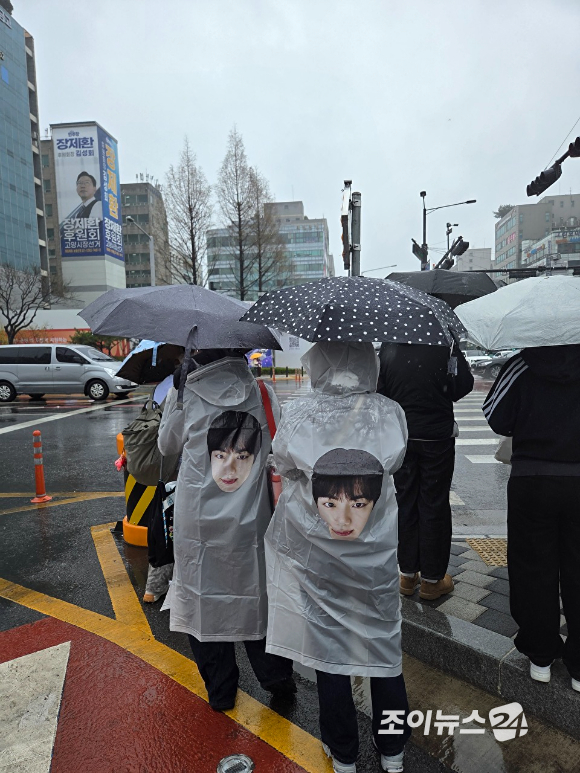 9일 고양종합운동장 주경기장에서 방탄소년단 월드투어 콘서트 'BTS WORLD TOUR 'ARIRANG''가 개최된다. 팬들이 기념사진을 촬영하고 있다. [사진=이미영 기자]