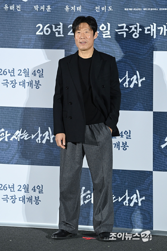 배우 유해진이 19일 오전 서울 용산구 CGV용산아이파크몰점에서 열린 영화 '왕과 사는 남자'(감독 장항준) 제작보고회에 참석해 포즈를 취하고 있다. [사진=문수지 기자]