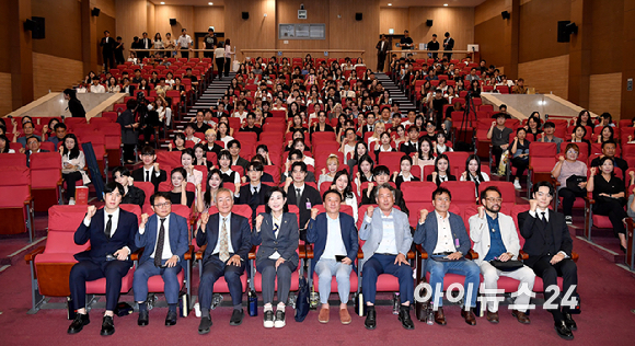 추민철 한케이홀딩스 대표,(오른쪽부터) 정현곤 청년과미래 이사장, 김희정 국민의힘 의원, 박동석 아이뉴스24사장, 홍기범 아이뉴스24 편집국장 등 참석자들이 9일 서울 여의도 국회 의원회관에서 열린 제10회 대한민국 청년의날 축제 조직위원 위촉식 & 시상식에서 기념촬영을 하고 있다. [사진=곽영래 기자]