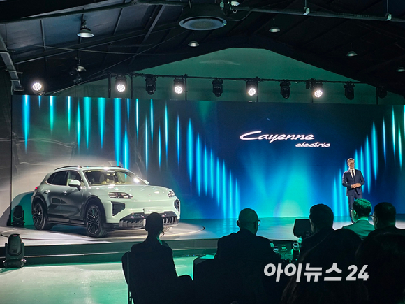 마티아스 부세 포르쉐코리아 대표가 19일 서울 광진구 파이팩토리에서 열린 '2026 포르쉐코리아 신년 기자간담회'에서 사업 성과와 전략을 발표하고 있다. [사진=김종성 기자]