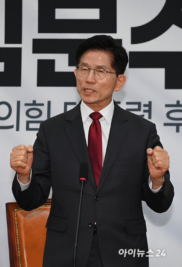 김문수 국민의힘 대선 후보가 15일 국회에서 긴급 기자회견을 열고 발언하고 있다. [사진=곽영래 기자]