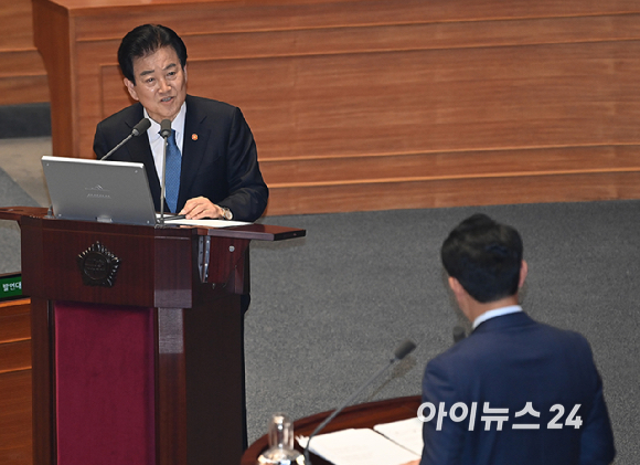 정동영 통일부 장관이 3일 서울 여의도 국회 본회의에서 열린 정치&middot;외교&middot;통일&middot;안보 분야 대정부질문에서 복기왕 더불어민주당 의원의 질의에 답변하고 있다. [사진=곽영래 기자]