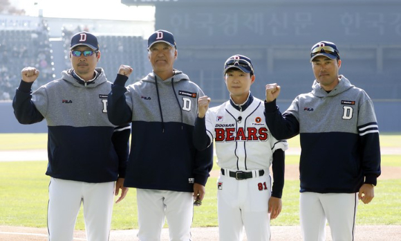 정수성(81번, 오른쪽에서 두 번째) 코치가 두산 베어스를 떠난다. 두산 구단은 정 코치와 재계약하지 않기로 결정했다. [사진=뉴시스]