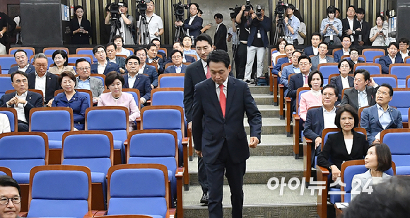장동혁 국민의힘 당대표가 17일 서울 여의도 국회에서 열린 의원총회에 참석하고 있다. [사진=곽영래 기자]