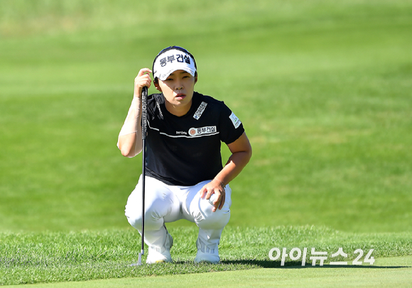 24일 인천 베어즈베스트 청라 (파72/6,712야드)에서 열린 '하나금융그룹 챔피언십' (총상금 15억원, 우승상금 2억 7천만 원) 최종 라운드에서 김수지가 퍼팅 라이를 확인하고 있다. [사진=곽영래 기자]