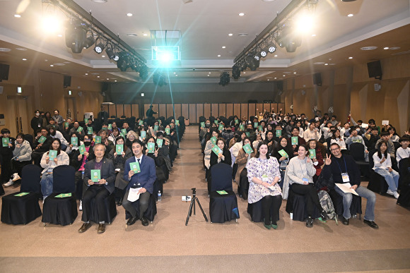 원어민과 함께 하는 달성영어캠프’ 참석자들이 퍼포먼스 기념촬영을 하고 있다. [사진=달성군]