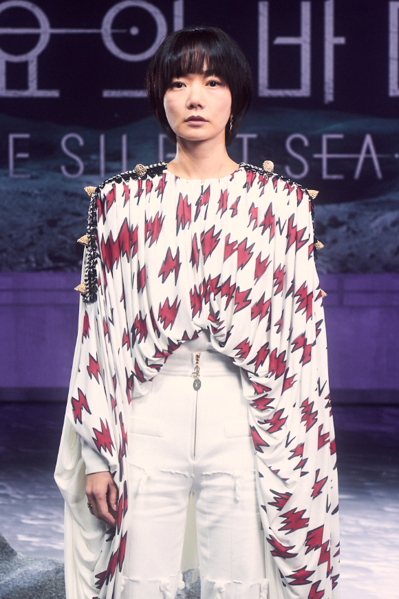 배우 배두나가 22일 온라인으로 진행된 넷플릭스 오리지널 시리즈 '고요의 바다' 제작발표회에 참석해 포즈를 취하고 있다. [사진=넷플릭스]