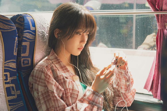 배우 문가영이 영화 '만약에 우리'에서 열연하고 있다. [사진=(주)쇼박스]