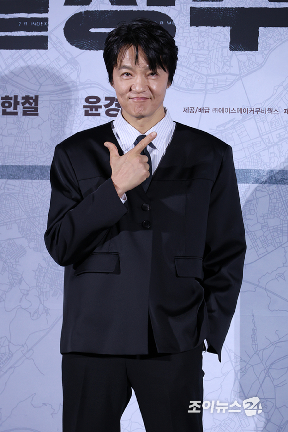 배우 조한철이 9일 오전&nbsp;서울 CGV 용산아이파크몰점에서 열린 영화 '끝장수사'(감독 박철환) 제작보고회에 참석해 포즈를 취하고 있다. [사진=문수지 기자]