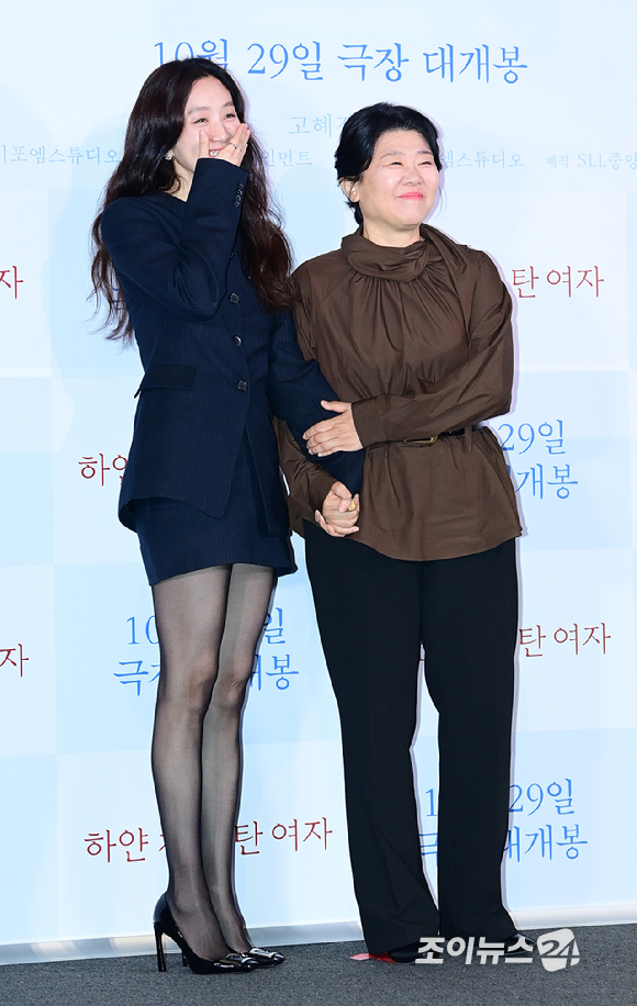 배우 정려원과 이정은이 27일 오후 서울 CGV 용산아이파크몰에서 열린 영화 '하얀 차를 탄 여자'(감독 고혜진) 언론시사회에 참석하고 있다. [사진=정소희 기자]