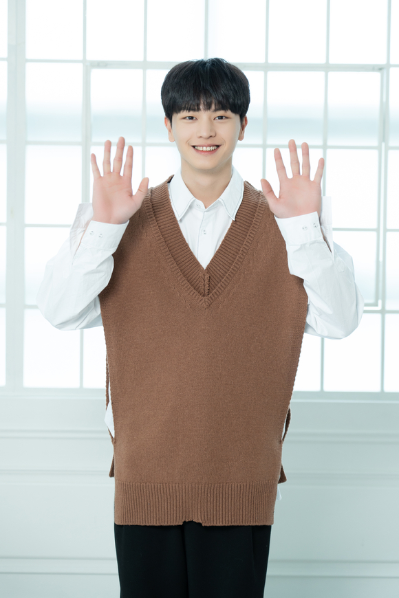 그룹 비투비 육성재가 21일 온라인으로 진행된 비투비 정규 3집 'Be Together' 발매 기념 기자간담회에 참석해 포즈를 취하고 있다. [사진=큐브엔터테인먼트]