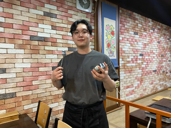 '생활의 달인'에서 김포와 용산 떡볶이 달인, 룬빙 달인, 고창 땅콩 선별 달인, 광주 땡밥 달인이 소개된다. [사진=SBS]