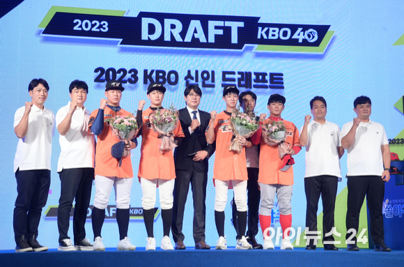 '2023 KBO 신인 드래프트'가 15일 오후 서울 소공동 웨스틴조선호텔 그랜드볼룸에서 열린 가운데 한화 이글스에 지명된 선수들이 구단 관계자들과 기념촬영을 하고 있다. [사진=정소희 기자]