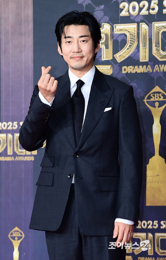 '트라이' 배우 윤계상이 31일 오후 서울 마포구 상암동 SBS 프리즘타워에서 열린&nbsp;2025 SBS 연기대상&nbsp;레드카펫 행사에 참석하고 있다. [사진=정소희 기자]