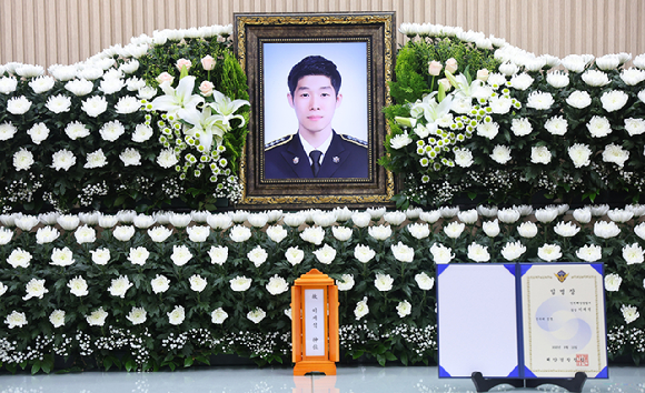 지난 11일 인천 동구의 한 장례식장에 갯벌 고립 노인에 구명조끼 벗어주고 숨진 해경 고(故) 이재석 경장 빈소가 마련되어 있다. [사진=연합뉴스]