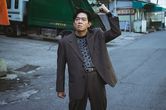 배우 박지환, 조우진, 정경호가 영화 '보스'에서 열연하고 있다. [사진=(주)하이브미디어코프, (주)마인드마크]