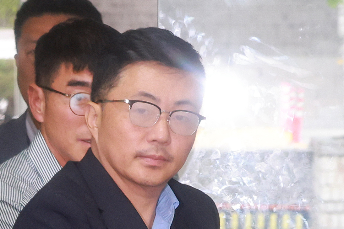 윤석열 전 대통령 배우자 김건희 여사의 '집사'로 지목된 김예성씨가 15일 서울 서초구 서울중앙지법에서 열린 구속 전 피의자 심문(영장실질심사)에 출석하고 있다. 2025.8.15 [사진=연합뉴스]