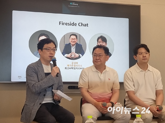 (왼쪽부터)김선수 AWS AI·ML 사업개발 수석 스페셜리스트, 공성배 메가존클라우드 CAIO, 정진우 트웰브랩스 공동창업자 겸 사업개발 이사가 4일 서울 강남구 AWS코리아 오피스에서 열린 간담회에서 기자들의 질문에 답하고 있다. [사진=윤소진 기자]