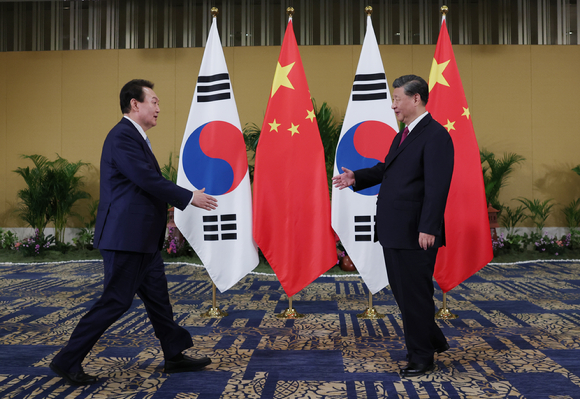 윤석열 대통령이 발리 한 호텔에서 열린 한중 정상회담에서 시진핑 중국 국가주석과 악수하기 위해 이동하고 있다. [사진=뉴시스]