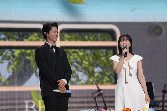 박보검이 요코하마 피아 아레나(PIA ARENA MM)에서 열린 단독 팬미팅 'PARK BO GUM 2025 FAN MEETING TOUR IN JAPAN [BE WITH YOU]'에서 무대를 선보이고 있다. [사진=더블랙레이블]