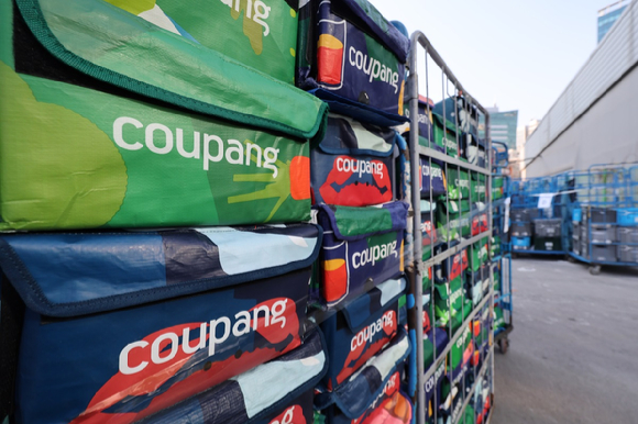 정성호 법무부 장관이 14일 서울 여의도 국회에서 열린 법무부 등에 대한 법제사법위원회 국정감사에서 질의에 답변하고 있다.