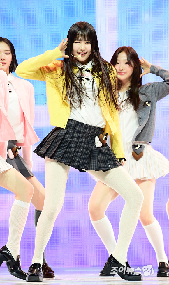 그룹 하츠투하츠 예온이 24일 오후 서울 광진구 예스24라이브홀에서 열린 하츠투하츠(Hearts2Hearts) 첫 번째 싱글앨범 '더 체이스' 발매 기념 쇼케이스에서 데뷔곡 '더 체이스' 무대를 선보이고 있다. [사진=정소희 기자]